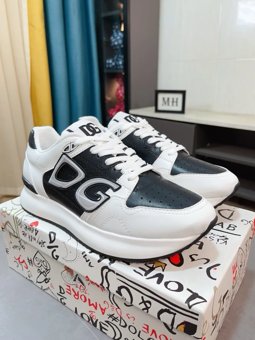 Men's shoes 💰500🌹🌹"Dolce & Gabbana DG" original imported first-layer cowhide ➕ sheepskin lining, light on the foot, comfortable, versatile, original special outsole 🔥favored by trendy men, welcome to compare quality 🔥exquisite luxury, super A level! Compared with the genuine product at the counter, the version is no worse at all! Code number 38-46
